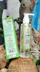 Dầu dừa của Xuân Nguyên được chiết xuất từ cơm dừa khô 100%.chai 145ml có vòi xịt tiện lợi