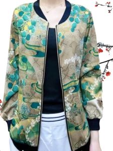 เสื้อแจ็คเก็ตสเวตเตอร์คอวีแขนยาวผ้าชีฟองพิมพ์ลายแฟชั่นสำหรับคุณแม่ ฤดูร้อนปี 2023 เสื้อกั๊กสไตล์เบสบอลหลวมๆ ไซส์ใหญ่