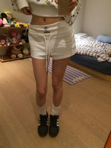 กางเกงขาสั้นทรงตรงพิมพ์ลายครอสติชสไตล์อเมริกันย้อนยุคสำหรับผู้หญิง กางเกงขาสั้นกีฬาลำลองอเนกประสงค์ เอวยางยืด ความยาวสามส่วน