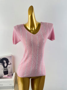 เสื้อถักแขนสั้นผู้หญิงฤดูร้อนปี 2025 ทรงหลวม หล่อ ลำลอง ผ้าไหมประดับเพชร คอวี ทรงปกติ