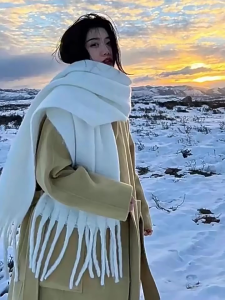 ผ้าพันคอขนสัตว์สีเดียวสำหรับฤดูหนาว ผ้าพันคอหนานุ่มสีเรียบให้ความอบอุ่น สำหรับนักเรียนและคู่รัก