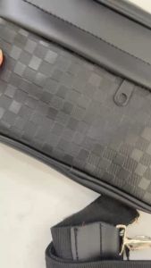 [hcm]Túi đeo chéo Nam nữ đen ngang khắc Laser caro nỗi bật DF12 {XU HƯỚNG MỚI}