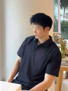 เสื้อโปโลแขนสั้นสีดำสไตล์อเมริกันสำหรับผู้ชาย ทรงเข้ารูป ปกพับ ทรงเข้ารูป ใส่ในช่วงฤดูร้อน เสื้อยืดคอโปโล