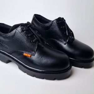 Sepatu safety tali pria kulit ujung besi