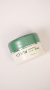KLT NEW HIJAU DAY CREAM Brightening – Krim Siang Pencerah dengan UV Filter untuk Kulit Sensitif & Berjerawat / Acne Prone Ringan dan Lembap Alami (10gr)