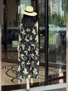 ชุดเดรสยาวแขนกุดพิมพ์ลายสไตล์ฝรั่งเศสสำหรับผู้หญิงในช่วงฤดูร้อนปี 2025 ชุดเดรสยาวคอวีคอตั้งสไตล์วันหยุดชายหาดที่สวมใส่สบายและมีสไตล์