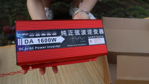 อินเวอร์เตอร์พลังงานรถยนต์ 6000W อินเวอร์เตอร์พลังงาน DC 12V เป็น AC 220V ไซน์คลื่นแปลง แปลงแบบพกพาสำหรับการปรับเปลี่ยนรถยนต์ด้วย USB คู่ ซ็อกเก็ตเอาท์พุตสากลสำหรับรถยนต์ / อุปก