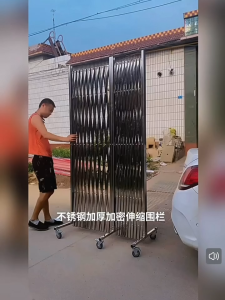 รั้วกั้นอเนกประสงค์ ประตูรั้วเหล็ก รั้วเหล็กพับTrolley พร้อมล้อ เสริมเหล็กถี่ด้านล่าง รั้วกั้นยืดหดอเนกประสงค์