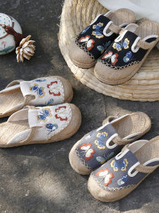 รองเท้าแตะผ้าไหมพรมปักลายดอกไม้สไตล์ชาติพันธุ์สำหรับผู้หญิง รองเท้าแตะพื้นแบน พื้นยาง สวมใส่สบาย ฤดูร้อน 2024
