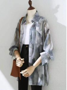 เสื้อเชิ้ตผู้หญิงคอโปโลแขนยาวทรงหลวมพิมพ์ลายหมึกน้ำบางฤดูร้อนป้องกันแสงแดด ผ้าชีฟอง ทรงหลวม ดีไซน์เก๋ไก๋