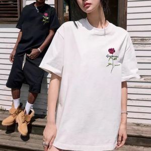 เสื้อยืดแขนสั้นผ้าฝ้ายระบายอากาศได้ดีสำหรับฤดูร้อน ทรงหลวม ลายดอกกุหลาบ ลายปัก แฟชั่นสำหรับคู่รัก สำหรับผู้ชายและผู้หญิง