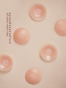 แผ่นซับน้ำหนักแบบเป็นสัดส่วนสำหรับชุดแต่งงานแบบไร้รอยต่อสำหรับผู้หญิงในฤดูร้อน เสื้อชั้นในไร้โครงแบบไม่เป็นรูปทรง สีกลางๆ