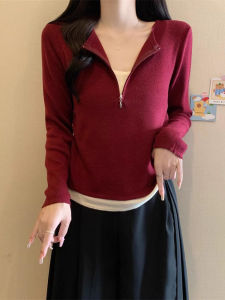 เสื้อถักคอวีสีแดงพร้อมซิปครึ่งตัวสำหรับผู้หญิง ฤดูใบไม้ร่วง ไซส์ใหญ่ เสื้อชั้นใน ชุดสองชิ้นปลอม เสื้อผ้าทำงานสไตล์เกาหลี