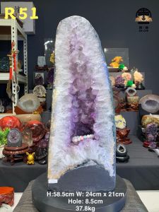 amethyst geode crystal cave warehouse in #johorbahru #crystal五行火💯天然紫晶洞 骨干大牙紫晶 钛晶共生✅  边部是黄方解石花簇边+绿幽灵👍 正财运+幸运🍀  高Height: 58.5cm  宽Width: 24cm x 21cm  洞深Hole: 8.5cm  重Weight: 37.8kg  📍Johor Bahru 区可自行取货或邮寄服务