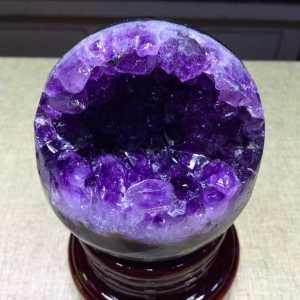 Pure natural amethyst opening smile figurine. It attracts good fortune lucky money unexpected wealth and is a master of gathering wealth. Join the wealth energy now! Diameter: 68mm (Other sizes can be customized upon request).