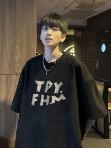 เสื้อยืดแขนสั้นผ้าหนังสัตว์ปลอมสไตล์อเมริกัน ทรงหลวม คอกลม สำหรับผู้ชาย ฤดูใบไม้ร่วง 2025 เสื้อยืดแขนสั้นพิมพ์ลายตัวอักษรสำหรับผู้ชาย