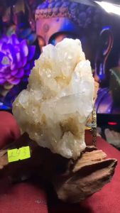 Ngọn núi đá Thạch Anh tự nhiên màu trắng clear quartz ngà vàng thiên nhiên để bàn làm việc phong thủy tốt