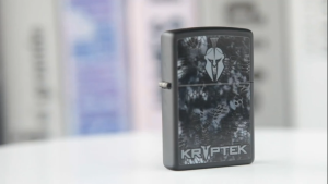 Zippo Kryptek Logo & Pattern Design Black Matte Pocket Lighter 49333 สีดําด้าน ไฟแช็กไม่มีเชื้อเพลิงภายใน คุณสมบัติของ Zippo และวางแผนการเพลิดของ Kryptek