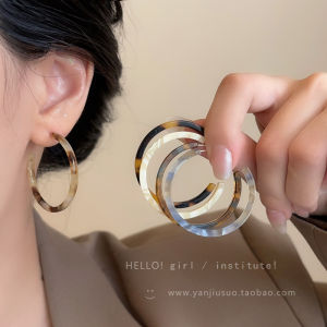 ต่างหูโลหะผสมอะซิเตทสีอ่อนสำหรับผู้หญิง รุ่นใหม่ปี 2025 เครื่องประดับแฟชั่นแบบฝรั่งเศสสำหรับใบหน้าสี่เหลี่ยมจัตุรัส เครื่องประดับหูระดับไฮเอนด์