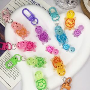 พวงกุญแจเต่าสองชั้นเรืองแสงทำจากเรซิ่นการ์ตูนน่ารัก4ชิ้นพวกกุญแจสำหรับกระเป๋าสะพายเพื่อนรักคู่ของขวัญวันเกิดของประดับแขวน