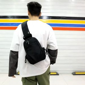 กระเป๋าคาดอกผู้ชายแบบใหม่เรียบง่ายอินเทรนด์กระเป๋าเป้อเนกประสงค์กีฬาและการพักผ่อนน้ำหนักเบากันน้ำกระเซ็นกระเป๋าสะพายข้าง