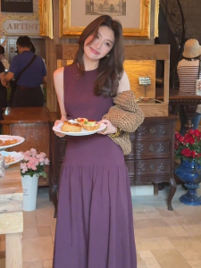 ชุดเดรสแขนกุดสีม่วงสไตล์ฝรั่งเศส ทรงเอเข้ารูป กระโปรงสั้น แขนกุด คอตั้ง กระโปรงยาว ฤดูร้อน 2025 ชุดเดรสผู้หญิง