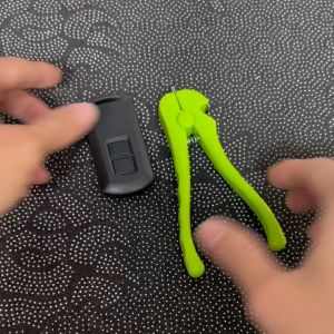 Combo Pin SmartKey CR2032 Nhật Bản Và Kìm Tách Remote SmartKey Tiện Dụng Chống Trầy Xước