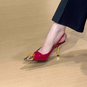 รองเท้าส้นสูงแบบโชว์แฟชั่นสีแดงเซ็กซี่พร้อมหัวโลหะและเพชร รองเท้าส้นเดี่ยวแบบสวมสำหรับงานปาร์ตี้และงานแต่งงานสำหรับผู้หญิง