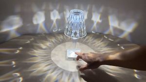 โคมไฟคริสตัล โคมไฟตั้งโต๊ะ โคมไฟ LED ปรับไฟได้ 3 สี พร้อมสายชาร์จ โคมไฟคาเฟ่ โคมไฟหัวเตียง โคมคริสตัล