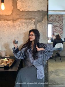 เสื้อเชิ้ตแขนยาวลายทางผู้หญิง ทรงหลวม ดีไซน์เก๋ไก๋ สำหรับวันหยุด ฤดูใบไม้ร่วง 2024 ใหม่ ผ้าฝ้ายผสมโพลีเอสเตอร์ ป้องกันรังสียูวี