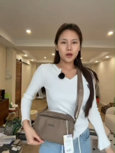 กระเป๋าสะพายผ้าไนล่อนอย่างดี LINGKY รุ่น CH-7403  มีช่องซิป 4ช่องซิป อเนกประสงค์ กันน้ำ น้ำหนักเบา (ขนาด 8.5 นิ้ว)