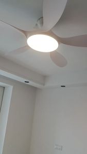 พัดลมติดเพดานจอ DC ใบมีด5ใบขนาด46นิ้ว + พัดลมไฟ LED ประหยัดพลังงานไฟฟ้ากันสนิมและทนอุณหภูมิสูง