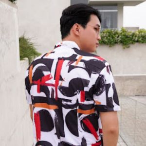 KEMEJA PRIA FULL PRINT/SPOON/MOTIF ABSTRAK PUTIH HITAM MERAH