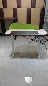 สินค้าใหม่ โต๊ะปรับความสูงที่ควบคุมด้วยไฟฟ้า 120 CM x 60CM โต๊ะยืน ล้อ USB ความสูงสูงสุด 115CM