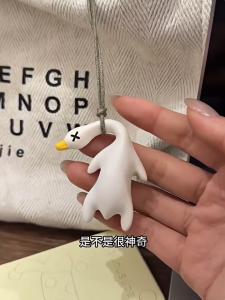 【Local Delivery】Car Color Changing Roasted Duck Funny UV Color Change Duck Creative Car Interior Ornament Friend Gift 变色烤鸭挂件