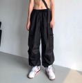 Quần dù unisex,thiết kế túi hộp có dây rút ống. 