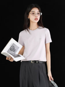 เสื้อยืดคอกลมแขนสั้นทรงหลวมสำหรับผู้หญิงในช่วงฤดูร้อน ผลิตจากผ้าฝ้ายผสมโพลีเอสเตอร์และยางยืด เสื้อยืดที่ระบายอากาศได้ดีสำหรับใส่ไปทำงาน