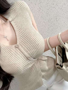 เสื้อสเวตเตอร์คอวีทรงสลิมฟิตสำหรับฤดูร้อน แขนสั้น กระดุมด้านข้าง เสื้อผ้าทำงานสไตล์เกาหลี ผ้าถัก เส้นใยโพลีเอสเตอร์