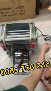 Máy cán bò khô cán bột FKM220 Công suất 750W. Tặng khuôn cắt sợi bánh cánh tươi