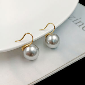 ต่างหูไข่มุกสไตล์หรูหราสำหรับฤดูใบไม้ผลิและฤดูร้อนสำหรับผู้หญิง ต่างหูแบบ Titanium Steel ที่หรูหราและหรูหรา ต่างหูแบบแฟชั่น