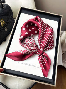 ผ้าพันคอไหมสีแดงวินเทจ ผ้าไหมต้นกำเนิดจากผีเสื้อ ลายเมล็ดถั่ว ทรงสี่เหลี่ยมเล็ก ปกคอ ผ้าไหม ผ้าพันคอไหม ผ้าพันคอไหม