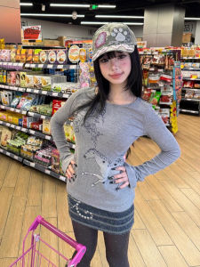 เสื้อยืดผู้หญิงทรงสลิมฟิตสไตล์อเมริกัน แขนยาว ลายการ์ตูนนุ่ม สไตล์ย้อนยุค Y2K เสื้อชั้นในฤดูใบไม้ผลิและฤดูใบไม้ร่วง