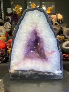 amethyst geode with some auralite 23#johorbahru #crystal 五行金💯天然紫晶洞 深蓝玛瑙绿幽灵边 紫晶体带有极光23共生👍 小钛晶✅ 高height: 33.5cm 宽width: 26.5cm x 18cm 洞深jole: 3.5cm 重weight: 17.6kg 📍Johor Bahru 区可自行取货或邮寄服务