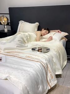 ชุดเครื่องนอน รุ่นผ้าแพร สัมผัสเย็นสบายดุจผ้าไหมน้ำแข็ง ฟุตผ้าปู ชุดผ้าห่มแอร์ 4 ชิ้น ขนาด5-6 ฟุต กันขนสัตว์ ป้องกันไรฝุ่น สามารถซักด้วยเครื่องได้ silk bedding set