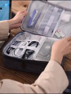 Tas Serbaguna 3 Layer Anti Air Tas Organizer Multifungsi Waterproof 3 Kompartemen Tempat Penyimpanan Perlengkapan Pribadi Cocok untuk Travel dan Aktivitas Harian Ringkas dan Mudah Dibawa BRG