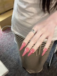 เล็บแต่งตัวแบบสวมใส่สีนู้ดสุดหรูหรา แผ่นติดเล็บสีแดงเข้ม แผ่นติดเล็บแบบสวมใส่สำหรับแต่งงาน ผลิตจากจีนแผ่นเล็ก แผ่นเล็ก