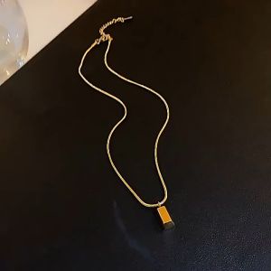 Ladamas Kalung Titanium Liontin Emas Trapesium Mewah Fashion Harian KT140