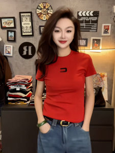 เสื้อยืดคอกลมแขนสั้นพิมพ์ลายสีแดงสุดเก๋สไตล์ฮ่องกงสำหรับผู้หญิง เสื้อผ้าทำงานสไตล์เกาหลีทรงสลิมฟิตสำหรับฤดูร้อน