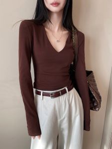 เสื้อยืดคอกลมแขนยาวสีน้ำตาล PINKEEN สำหรับผู้หญิง ฤดูใบไม้ร่วง 2025 ใหม่ ทรงเข้ารูป กระดูกไหล่ ชั้นใน ทรงเข้ารูป ทรงเข้ารูป