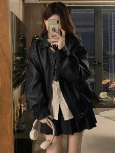 แจ็คเก็ตหนังสีดำ แจ็คเก็ตมอเตอร์ไซค์ แจ็คเก็ต PU ทรงสั้น สำหรับผู้หญิง ฤดูใบไม้ผลิและฤดูใบไม้ร่วง สไตล์วิทยาลัย แจ็คเก็ตหนัง PU ขนาดเล็ก